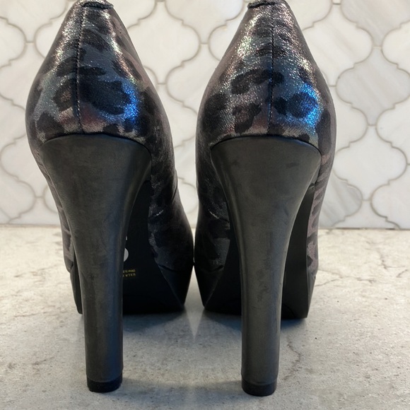 Guess 5” platform pumps in metallic leopard print - Picture 3 of 6